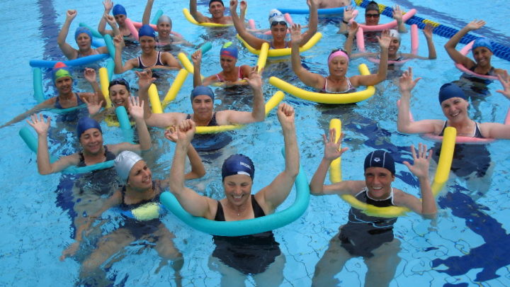 El ejercicio en el agua aumenta la fuerza muscular y reduce las caídas