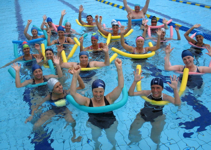 El ejercicio en el agua aumenta la fuerza muscular y reduce las caídas