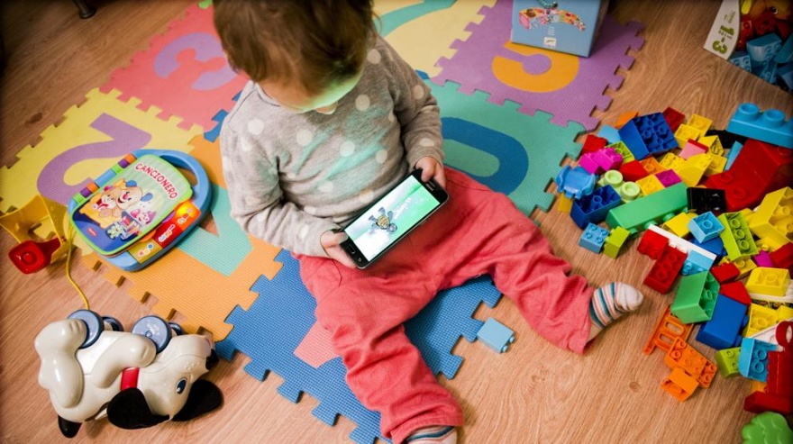 Alertan sobre los peligros del uso de pantallas en menores