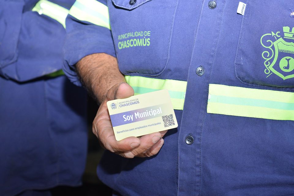 Las empezó a distribuir Javier GastónSorpresivo anuncio sobre una tarjeta con beneficios para los empleados municipales de Chascomús