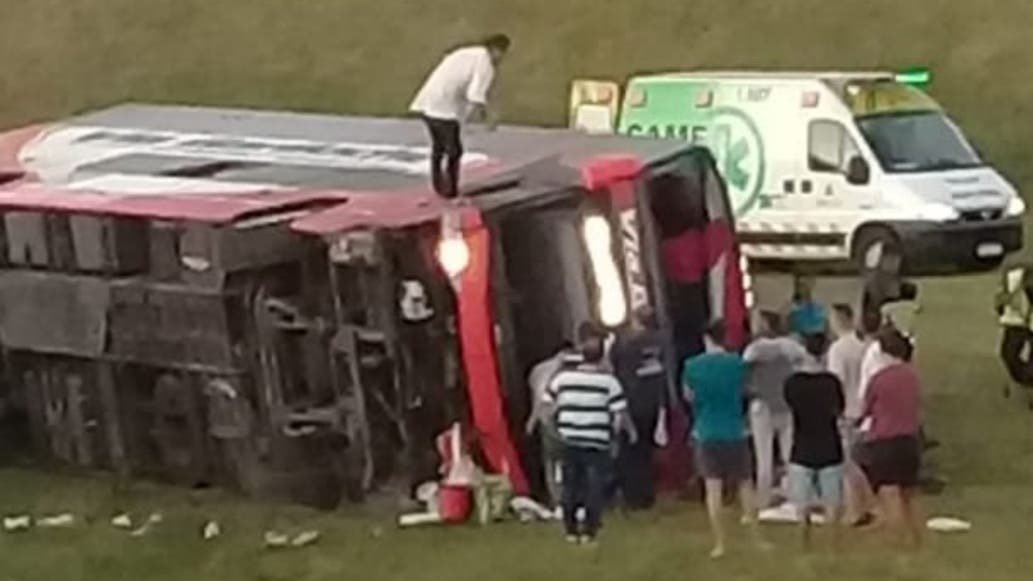 Vía BarilocheDos muertos y al menos 14 heridos al volcar un micro en la autovía 2