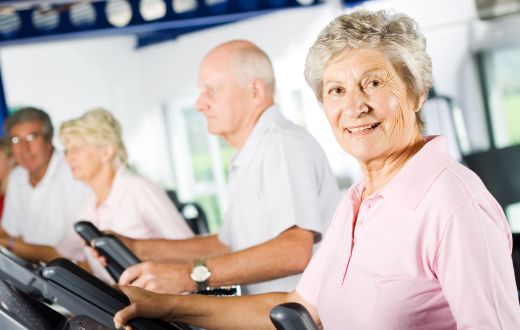 El ejercicio físico mejora la salud funcional y cognitiva de las personas mayores, y previene la dependencia
