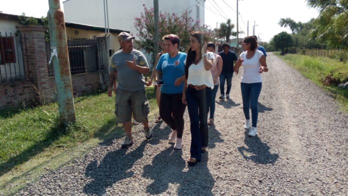 Buscan escuchar y tratan de acercar solucionesLa senadora Propato recorrió barrios en Zárate y recibió reclamos y quejas de los vecinos