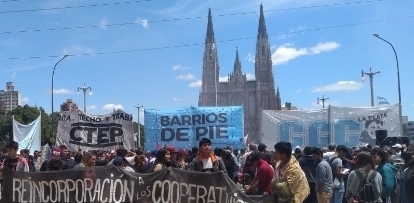 Movilización en reclamo por las demandas de los barrios populares en La Plata