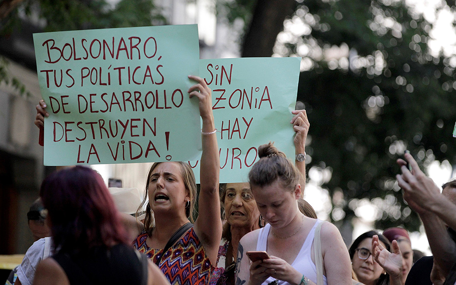 Coronavirus y mucho más en los países vecinosEn Chile renuncian ministros; en Brasil siguen las protestas; en Bolivia denuncian al gobierno de facto