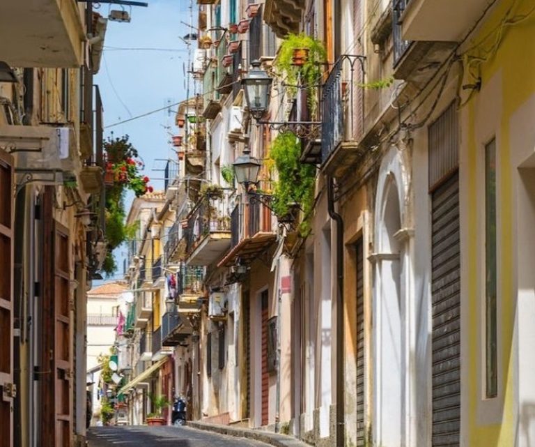 ItaliaCinquefrondi, el pueblo italiano “libre de coronavirus” que vende casas por 1 euro