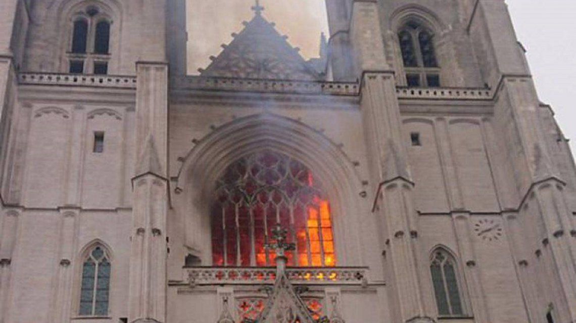 FranciaFrancia:Un incendio afectó a la catedral de Nantes: un incendio afectó a la catedral de Nantes