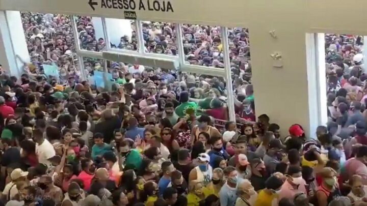 La cadena Havan en BrasilEscándalo por una impresionante avalancha de gente en un shopping