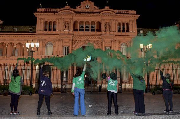 Aborto:Mujeres hicieron una «intervención artística» en Plaza de Mayo en reclamo del tratamiento de la ley