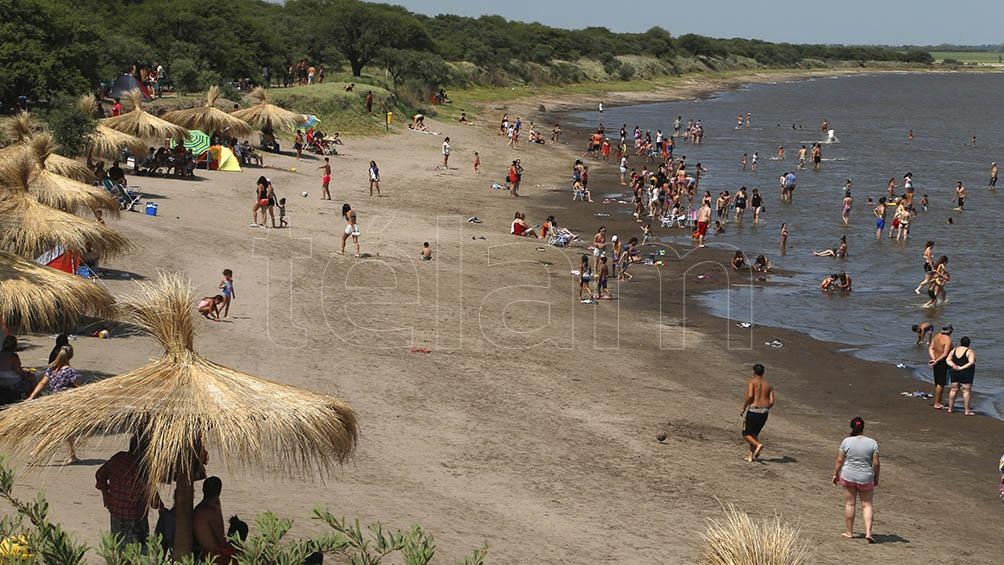Por Rita SoubléLa Pampa inauguró el verano en una laguna que combina playa, caldenal y avistaje de aves