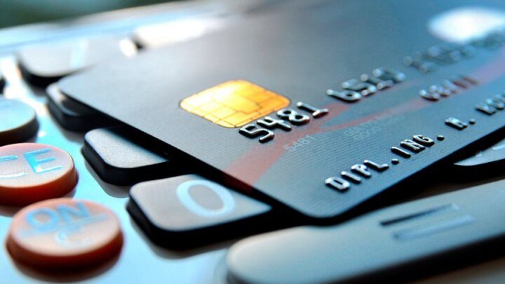 Compras y viajes al exteriorLos consumos con tarjeta superiores a US$ 300 por mes pagarán una percepción de 25%