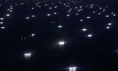 Una “ciudad” al borde del Mar Argentino: Las increíbles imágenes nocturnas de la depredación pesquera en el Atlántico Sur