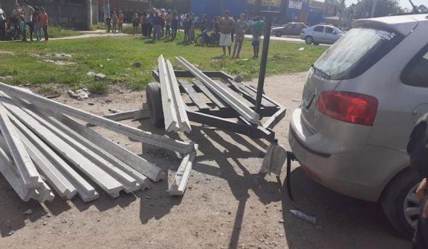 Tragedia en el conurbano BonaerenseUna nena murió aplastada por vigas de hormigón que se desprendieron de un trailer