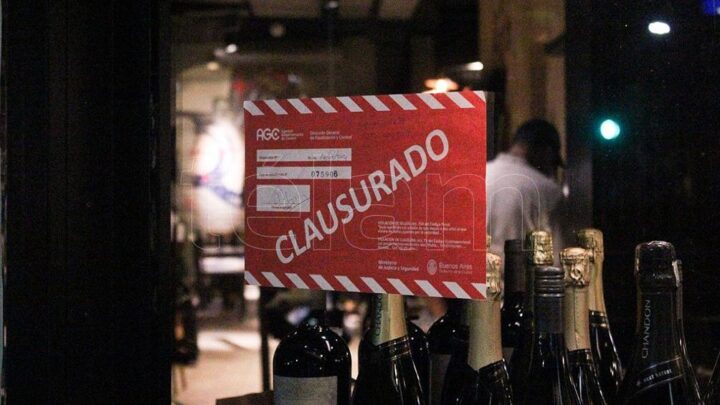 Fuera del horario permitidoClausuraron un restaurante, pero hubo un alto acatamiento de la restricción de circulación en la Ciudad