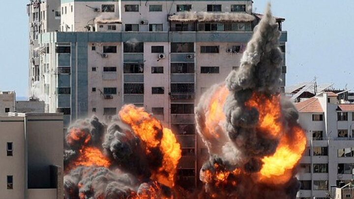 El último balance de las autoridades palestinas, 139 muertos, entre ellos 39 niños, y 1.050Israel destruyó en Gaza un edificio donde funcionaban medios de prensa internacionales