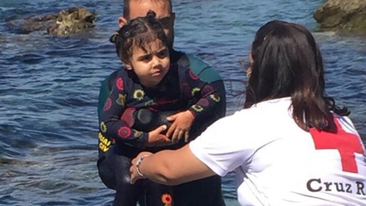 InmigraciònSiguen llegando migrantes a Ceuta y la UE advirtió que no se dejará intimidar
