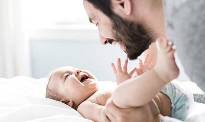 “Paternar”Piden ampliar la licencia por paternidad a 30 días y promover la igualdad en las tareas de cuidado