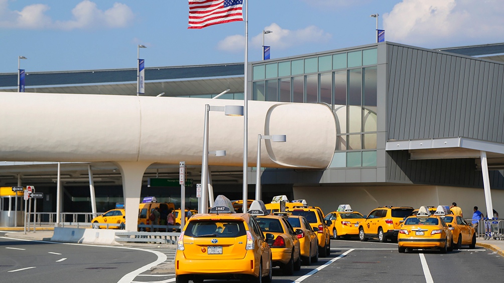 Por la variante Delta EEUU mantiene las restricciones para los viajes internacionales