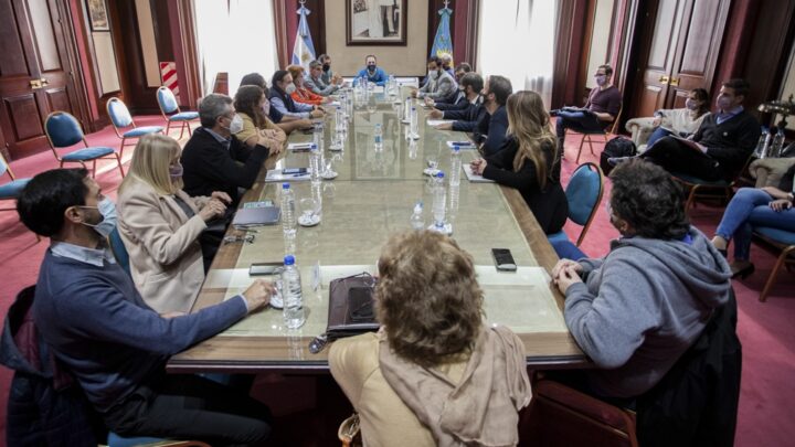 Provincia de Buenos AiresKicillof anunció que adelantará una cuota de la paritaria de los estatales bonaerenses