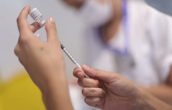 A personas con condiciones de riesgo y mayores de 50 añosComenzaron a aplicar el tercer refuerzo de la vacuna anticovid en las provincias