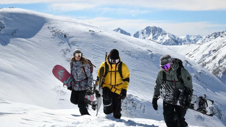 SnowboardJugarse la vida en la montaña: la travesía de profesionales de la nieve