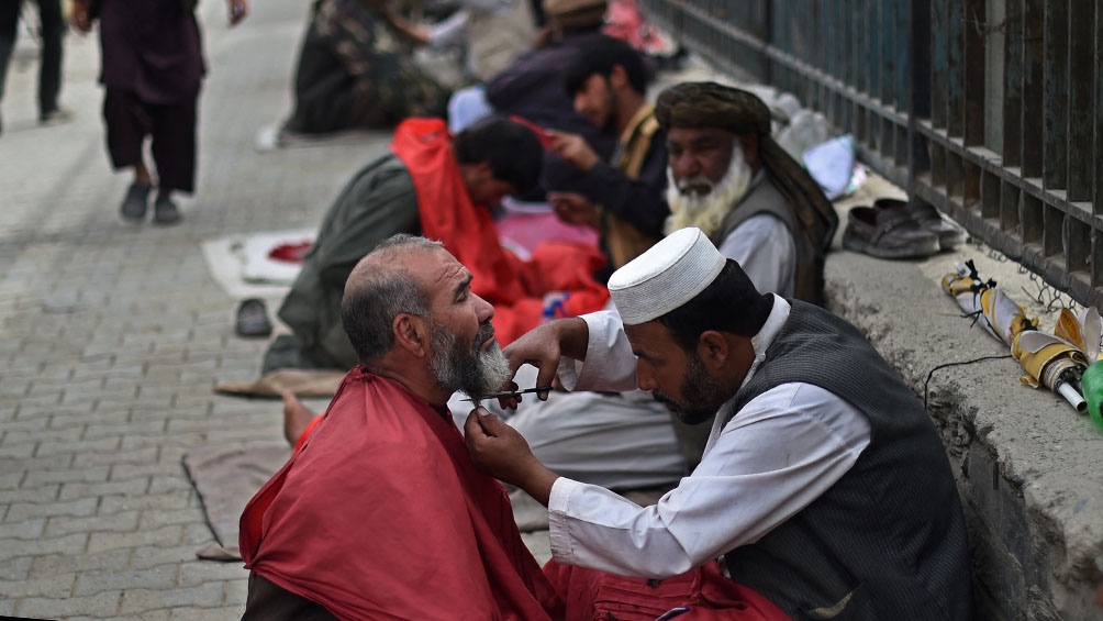 AfganistánVarias provincias prohibieron a los hombres afeitarse y a las mujeres usar smartphones