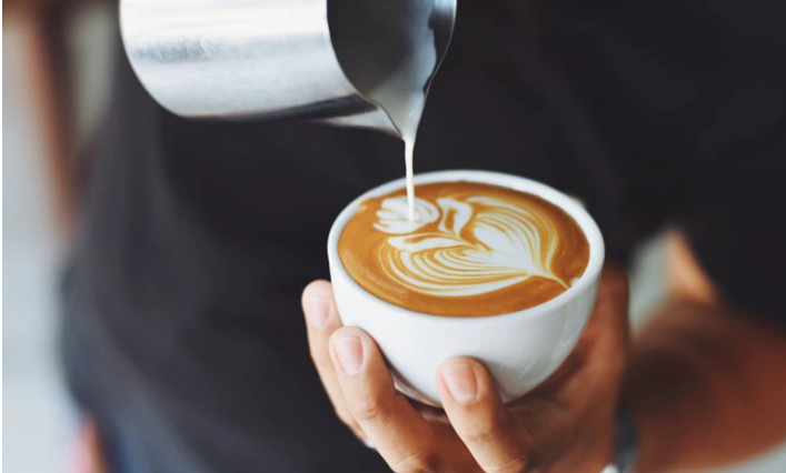 Son datos de un estudio difundido por la Sociedad Europea de Cardiología.Tomar hasta tres tazas de café por día puede reducir el riesgo de enfermedad cardiovascular