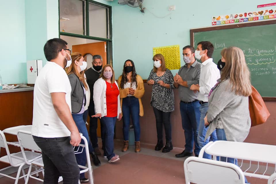 San Vicente: Mantegazza hizo entrega de mobiliario en la Escuela Almafuerte de Korn