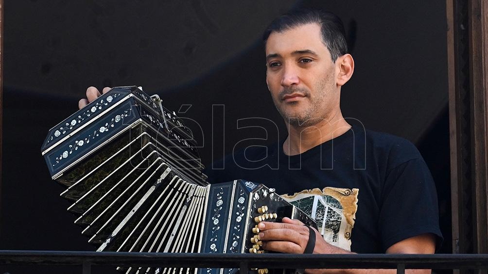 MúsicaDesde Rosario el bandoneonista Leonel Capitano levanta “Barricadas” de tango»