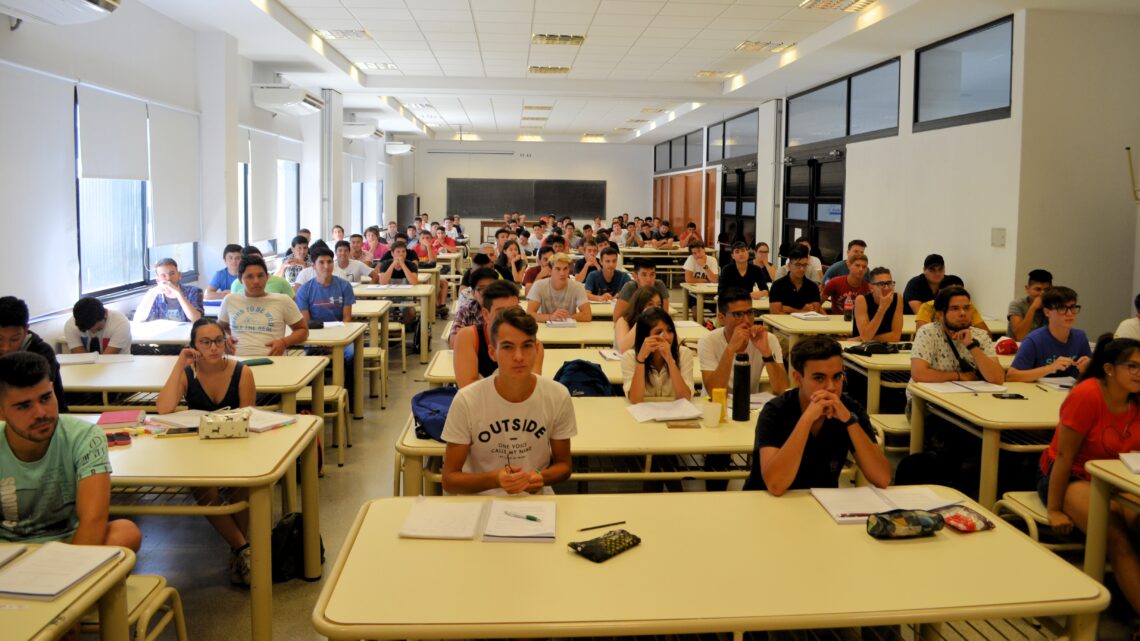Universidad Nacional de La PlataIngreso a Ingeniería 2022: curso a distancia con exámenes presenciales