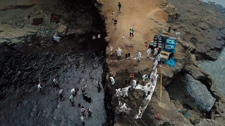 Derrame de 6000 barrilesPerú declaró la «emergencia ambiental» por 90 días en la zona costera dañada por derrame petrolero