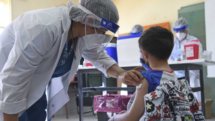 CoronavirusKicillof anunció que habrá tercera dosis libre de vacuna para mayores de 12 años