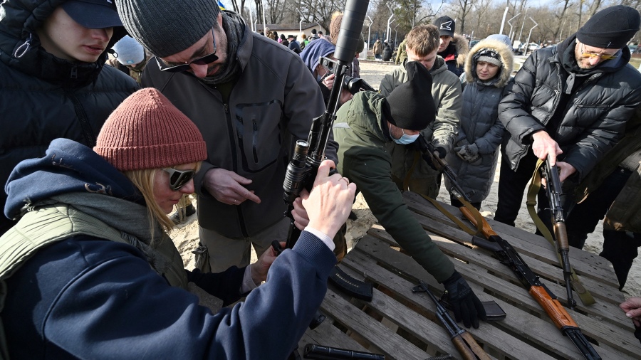 UcraniaEl Parlamento aprobó que los civiles puedan tomar armas y la expropiación de bienes rusos