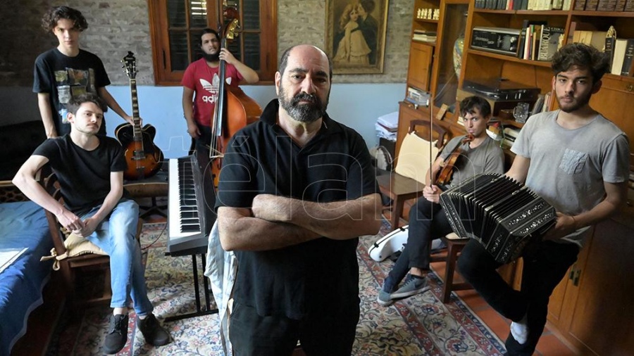 MúsicaAdrián Abonizio trae la «Ciudad Malandrina» que urdió con La Máquina Invisible