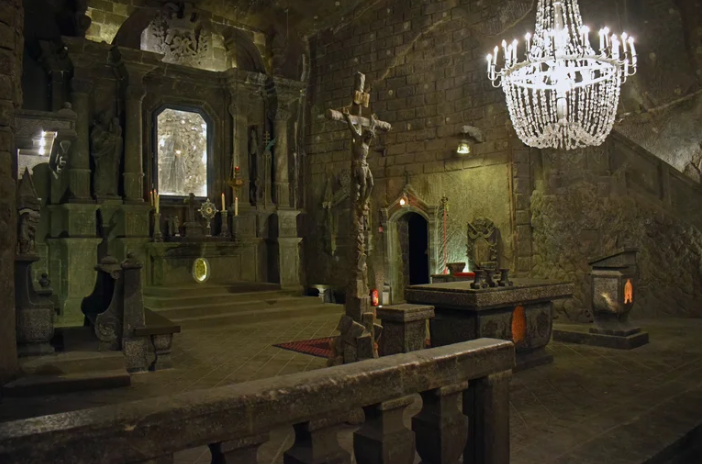 TurismoCuáles son los misterios y secretos que rodean a la impactante catedral subterránea de sal en Polonia