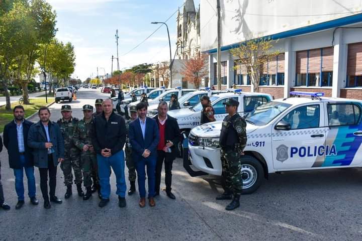 Junto al intendente EcharrenEl ministro Sergio Berni entregó nuevos patrulleros en Castelli