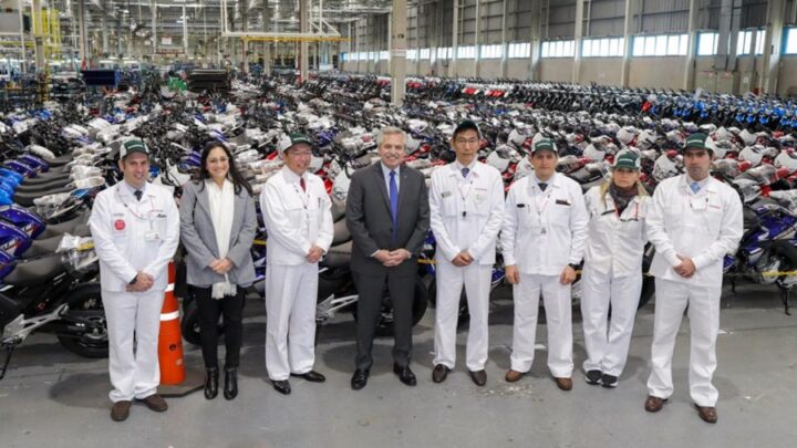  Motos Industria NacionalFernández visitó la planta de Honda que este mes alcanzará 1.200.000 motos producidas en el país