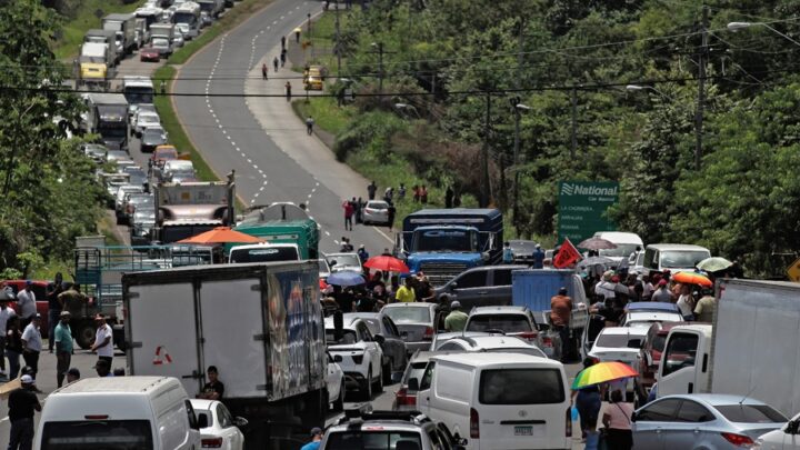 Crisis en PanamáAún sin acuerdo, camiones con alimentos rompieron el bloqueo de las rutas