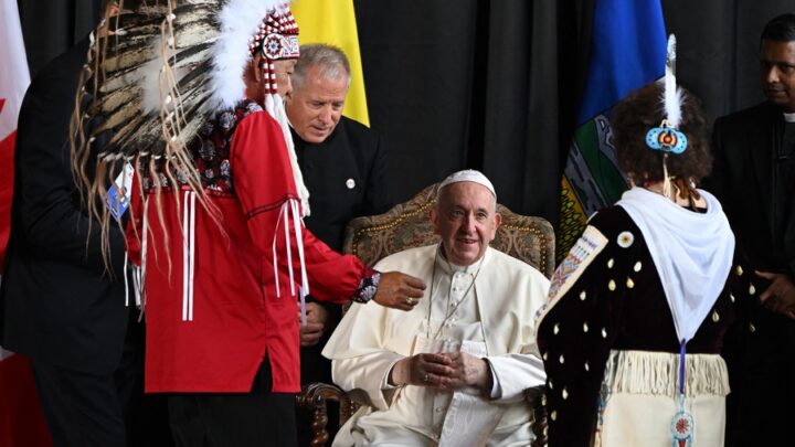 Visita de Francisco a CanadáEl Papa pidió «perdón» a los indígenas por el rol de cristianos en su «destrucción cultural»
