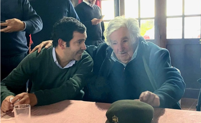 DoloresJuan Pablo García compartió una charla con José “Pepe” Mujica en Uuruguay