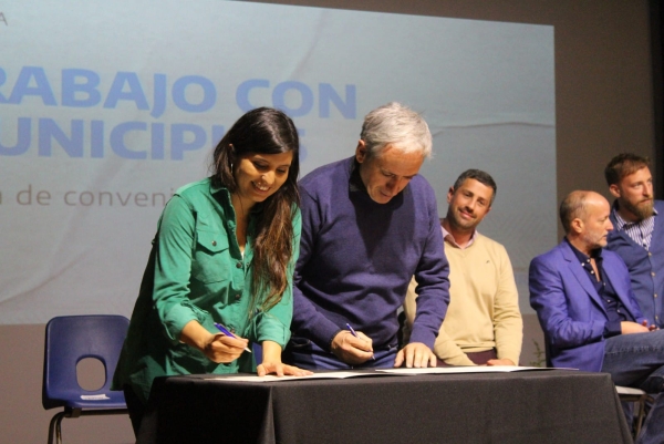 ChascomúsJavier Gastón firmó un convenio para trabajar sobre gestión de residuos, regeneración de fauna, flora y cambio climático.