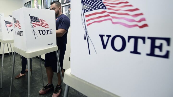Elecciones legislativas en EEUULos latinos mantienen su preferencia de voto por los demócratas pero los republicanos ganan terreno
