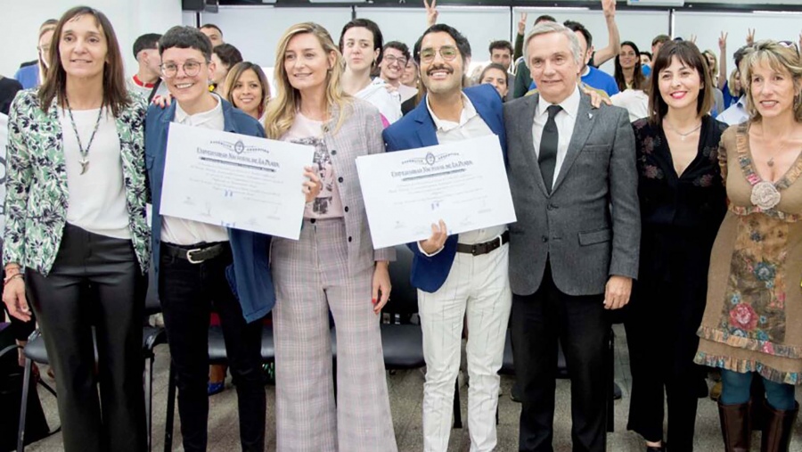 Perspectiva de género en la UNLPSe entregaron los primeros diplomas no binarios: ¡Felicitaciones, Abogade!