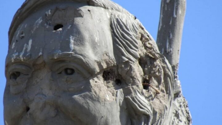 A dos semanas del atentadoVandalizaron un monumento de Néstor Kirchner