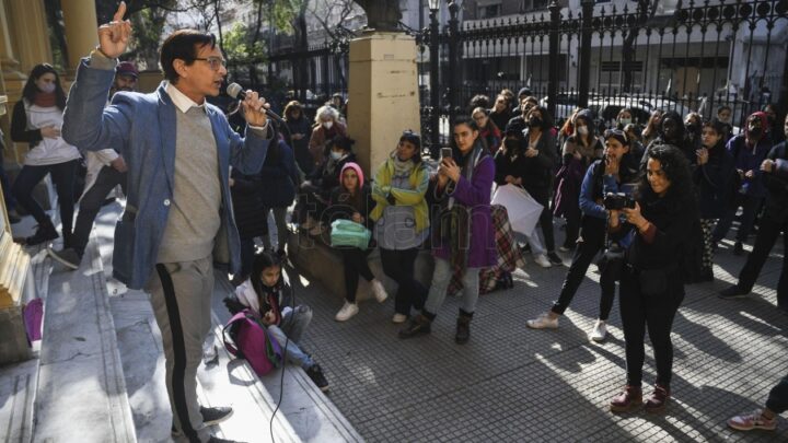 Ciudad de Buenos AiresSiguen las tomas de escuelas en CABA y Acuña reclama a familias $1,5 millón por día