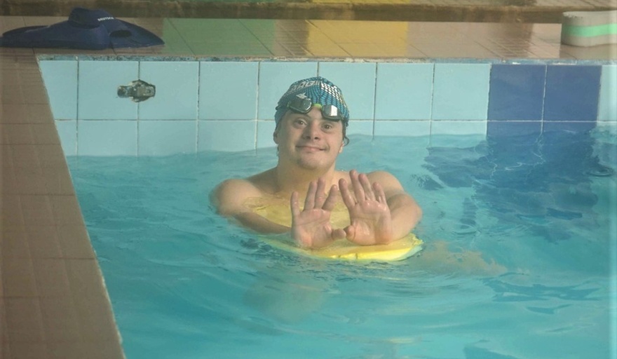 NecocheaEl profesor Bertone y el pibe Améndola viajan a Portugal a participar en el mundial de natación para atletas con Síndrome de Down