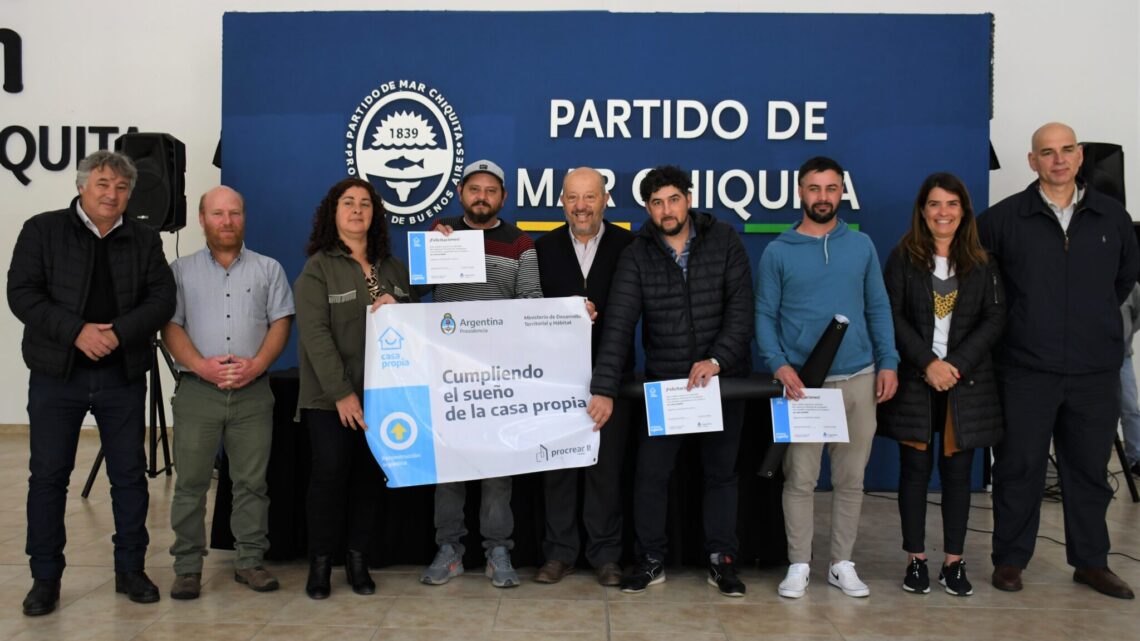 Mar ChiquitaEl intendente Paredi entregó nuevos créditos de Procrear a familias marchiquitenses