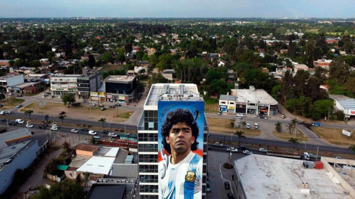 Desde CanningUn mural gigante de Maradona recibirá a quienes lleguen en avión a Ezeiza
