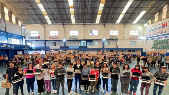 Partido de La Costa:Conectar Igualdad en La Costa y Dolores: se entregaron 900 netbooks a estudiantes de nivel secundario