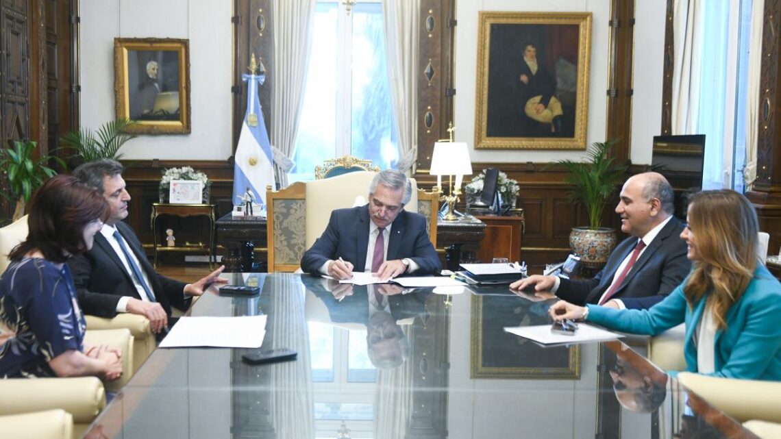 Gobierno NacionalEl Presidente firmó un decreto para vincular planes sociales con empleo genuino